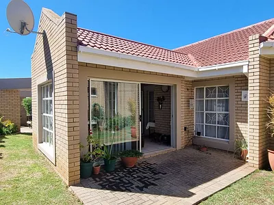 2 Bedroom Townhouse For Sale in Bloemfontein - 5KyN.webp