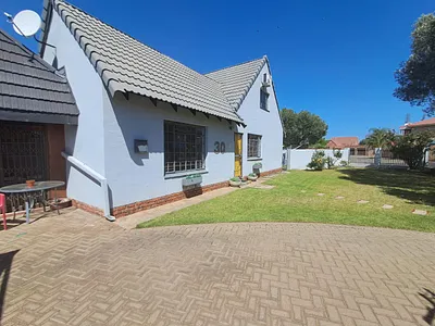 3 Bedroom House For Sale in Roylglen Gardens, Kimberley - PPh8.webp