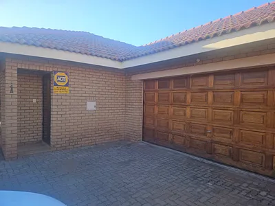 3 Bedroom Townhouse To Rent in Kimberley - EcPz.webp