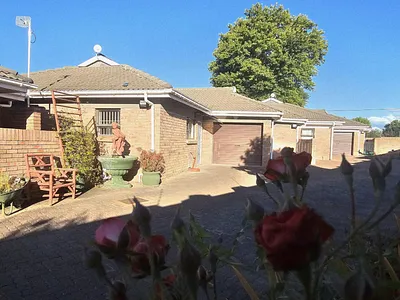 3 Bedroom Townhouse To Rent in Ladybrand - ZnY7.webp