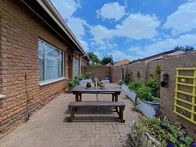 3 Bedroom Townhouse For Sale in Bloemfontein - 4CuL.webp