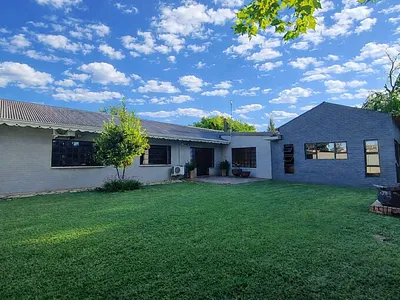 4 Bedroom House For Sale in Bloemfontein - XQiR.webp