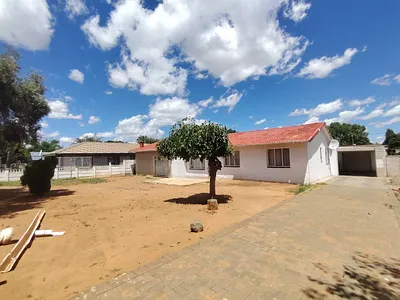 4 Bedroom House For Sale in Bloemfontein - J6sb.webp