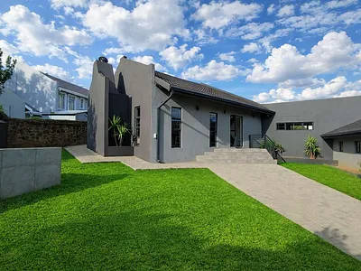 3 Bedroom House For Sale in Bloemfontein - Z06z.webp