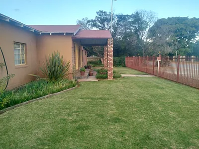 13 Bedroom House For Sale in Bloemhof - img