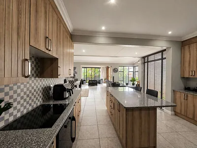 4 Bedroom House For Sale in Bloemfontein - 52Im.webp