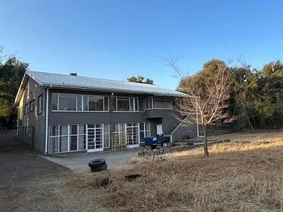 4 Bedroom House For Sale in Barkly West - e96S.webp