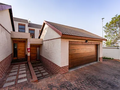 3 Bedroom Townhouse For Sale in Pretoria - 80Vn.webp