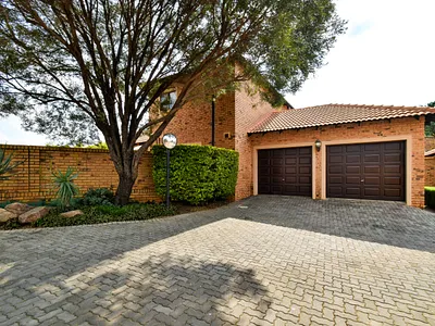 3 Bedroom Townhouse For Sale in Pretoria - 6qio.webp
