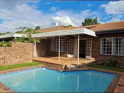 3 Bedroom Townhouse For Sale in Pretoria - ukoF.webp