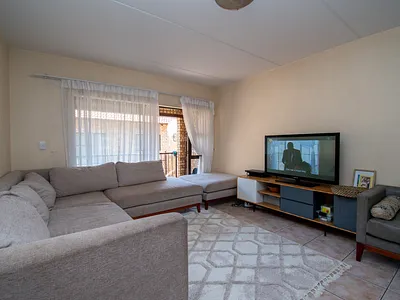 2 Bedroom Apartment For Sale in Roodepoort - 5GRy.webp