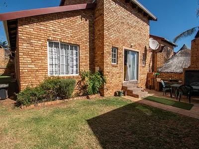 3 Bedroom Townhouse For Sale in Roodepoort - img