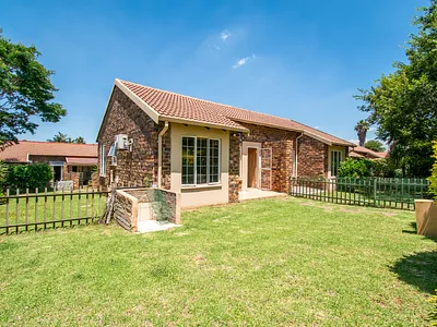 2 Bedroom Townhouse For Sale in Allen's Nek, Roodepoort - 2alP.webp