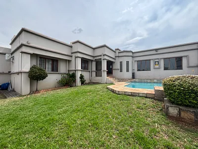 4 Bedroom House For Sale in Randburg - 5pO3.webp