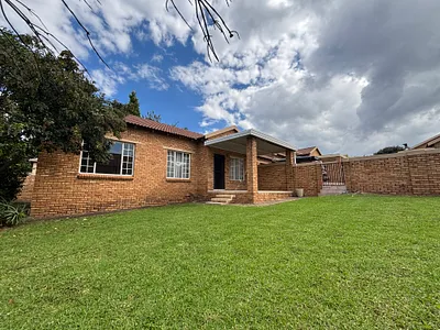 3 Bedroom Townhouse To Rent in Randburg - BjYA.webp