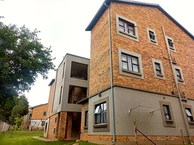 2 Bedroom Apartment For Sale in Roodepoort - dpBQ.webp