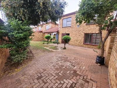 4 Bedroom Apartment To Rent in Roodepoort - gWAL.webp