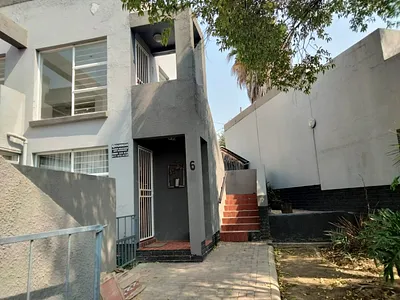 2 Bedroom Apartment For Sale in Roodepoort - 8FIv.webp