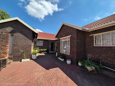 4 Bedroom House For Sale in Vanderbijlpark - 1pLH.webp