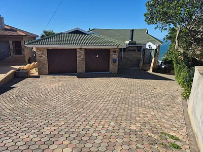 4 Bedroom House For Sale in Mossel Bay - 5FeQ.webp