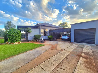 4 Bedroom House For Sale in Brakpan - 4uVK.webp