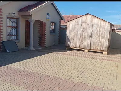 2 Bedroom House For Sale in Bloemfontein - IbNT.webp