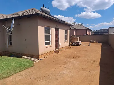 2 Bedroom House For Sale in Benoni - img