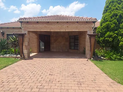4 Bedroom House For Sale in Vereeniging - fzpA.webp