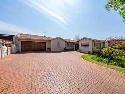 4 Bedroom House For Sale in Brakpan - rE1g.webp
