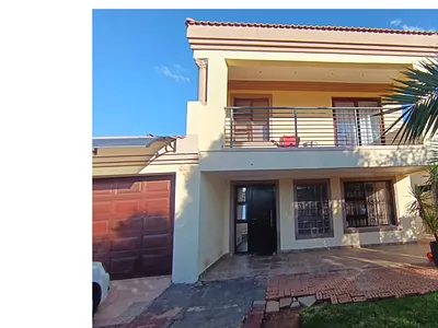 4 Bedroom House For Sale in Bloemfontein - huD5.webp
