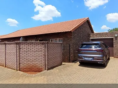 2 Bedroom Townhouse For Sale in Akasia - jYaN.webp