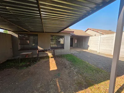 3 Bedroom Townhouse To Rent in Vanderbijlpark - Sf1B.webp