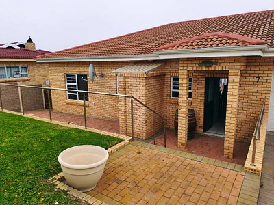 3 Bedroom House For Sale in Mossel Bay - F7Uc.webp