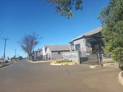 3 Bedroom House For Sale in Arcata Estate, Bloemfontein - HZYo.webp