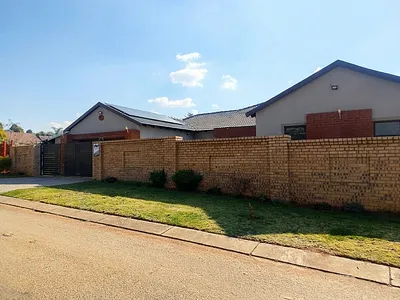 4 Bedroom House For Sale in Centurion - img