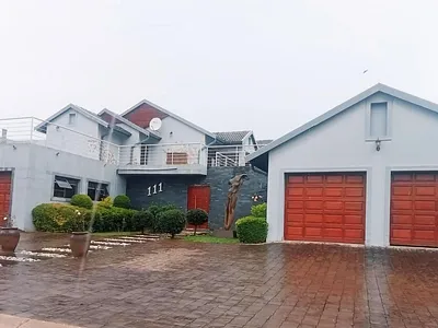 6 Bedroom House For Sale in Hartbeespoort - 1yo3.webp