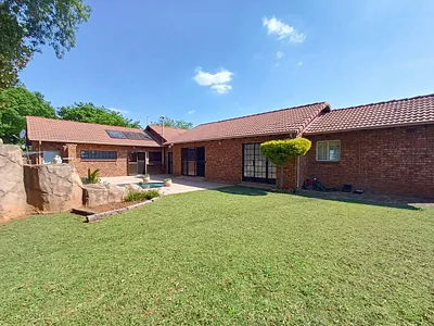 4 Bedroom House For Sale in Springs - ZNUc.webp