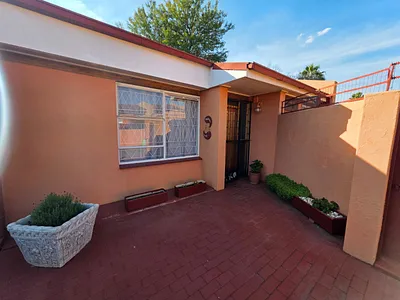 3 Bedroom Townhouse To Rent in Vanderbijlpark - y2W5.webp