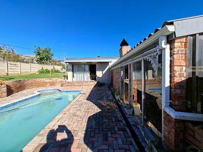 4 Bedroom House For Sale in Uitenhage - 1qI3.webp
