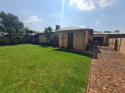 3 Bedroom House For Sale in Vanderbijlpark - m6ZJ.webp