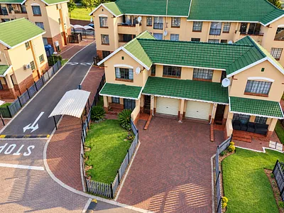 3 Bedroom Townhouse For Sale in Witbank - I53Z.webp