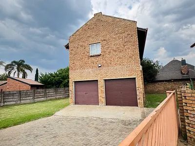 3 Bedroom House For Sale in Witbank - EMHU.webp