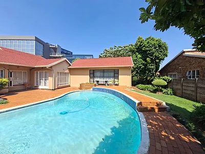8 Bedroom House To Rent in Bedfordview - fGhg.webp