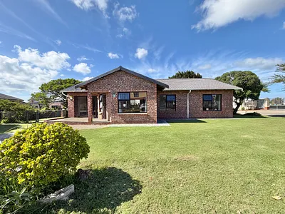 4 Bedroom House For Sale in Jeffreys Bay - img