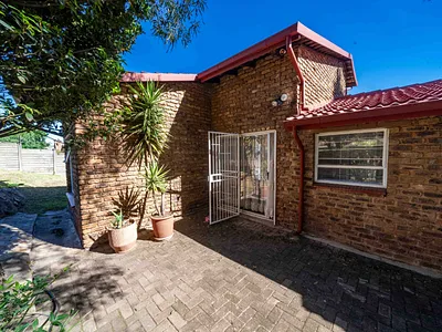 3 Bedroom House For Sale in Roodepoort - BGGH.webp