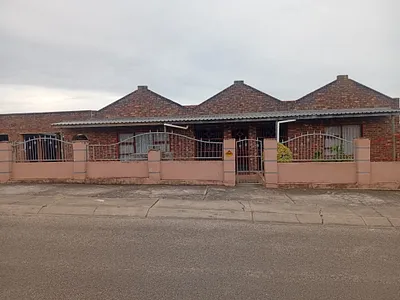 4 Bedroom House For Sale in Uitenhage - RGNJ.webp