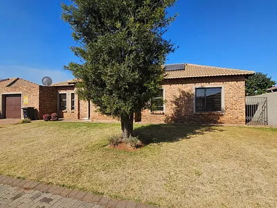 3 Bedroom House For Sale in Brakpan - 16I2.webp