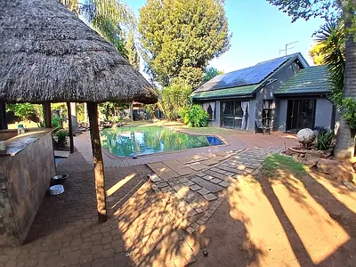 4 Bedroom House For Sale in Kempton Park - S6fP.webp