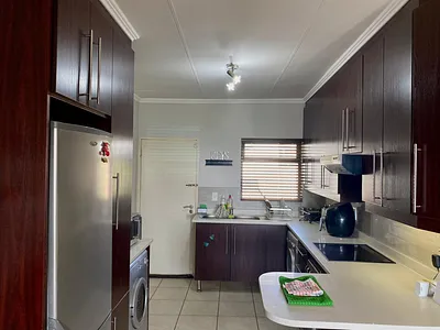 2 Bedroom Apartment For Sale in Edenvale - ys1P.webp