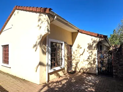 3 Bedroom House For Sale in East London - img